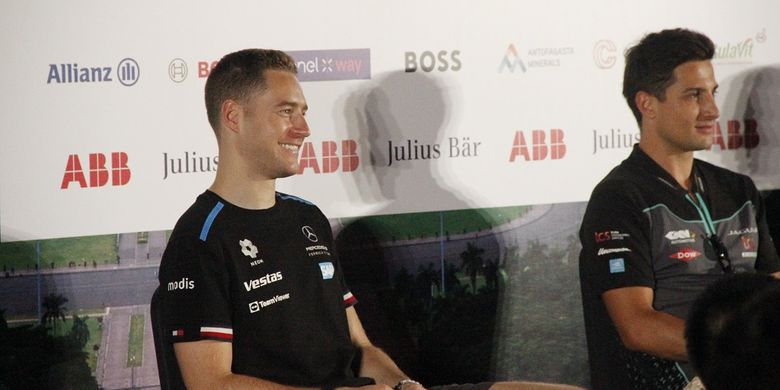 Mitch Evans (Jaguar TCS Racing) dan Stoffel Vandoorne (Mercedes-EQ) dalam sesi konferensi pers menjelang balapan Formula E 2022, Jumat (3/6/2022).