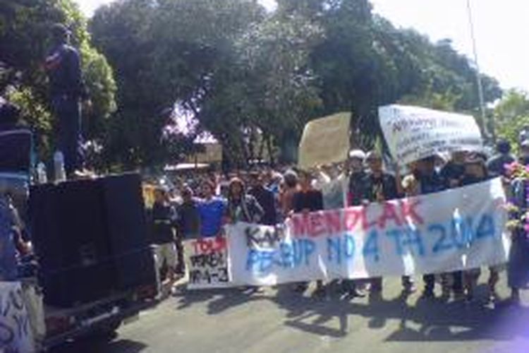 Ratusan penambang pasir melakukan aksi unjuk rasa di depan kantor Pemerintah Daerah Kabupaten Magelang, Jawa Tengah, Jumat (11/4/2014).