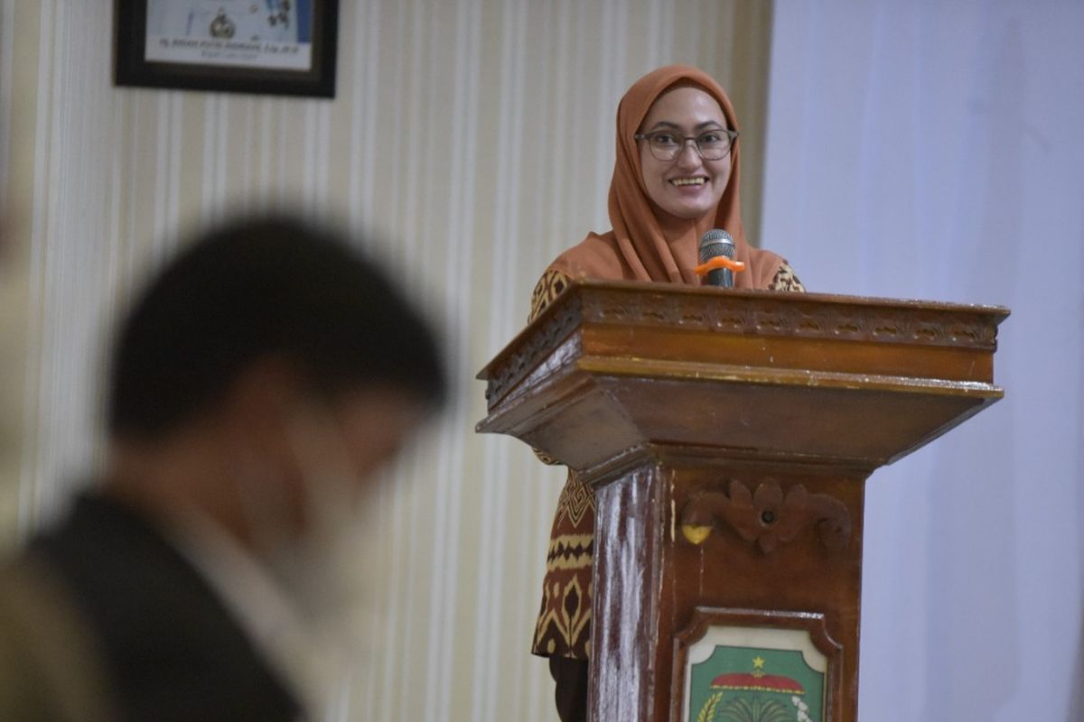 Bupati Luwu Utara Indah Putri Indriani (IDP) saat membuka Pertemuan Konsultasi Masyarakat (PKM) II Pekerjaan Detail Desain Pengendalian Banjir Sungai Radda di Aula La Galigo, Luwu Utara, Sulawesi Selatan, Kamis (26/8/2021).