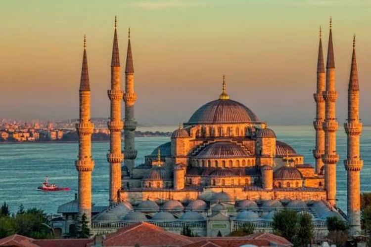 Masjid Biru atau Masjid Sultan Ahmed saat senja hari di Istanbul, Sultanahmet park.