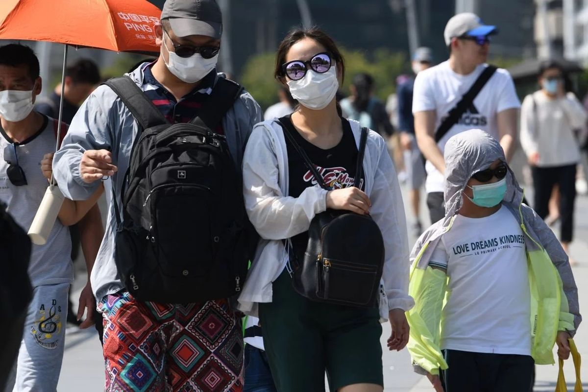 Pelancong mengenakan masker saat berada di Marina Bay Singapura