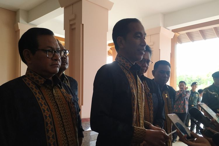 Presiden Joko Widodo (Jokowi) memberikan keterangan pers usai di Hotel Sultan, Jakarta, Senin (16/9/2019). 
