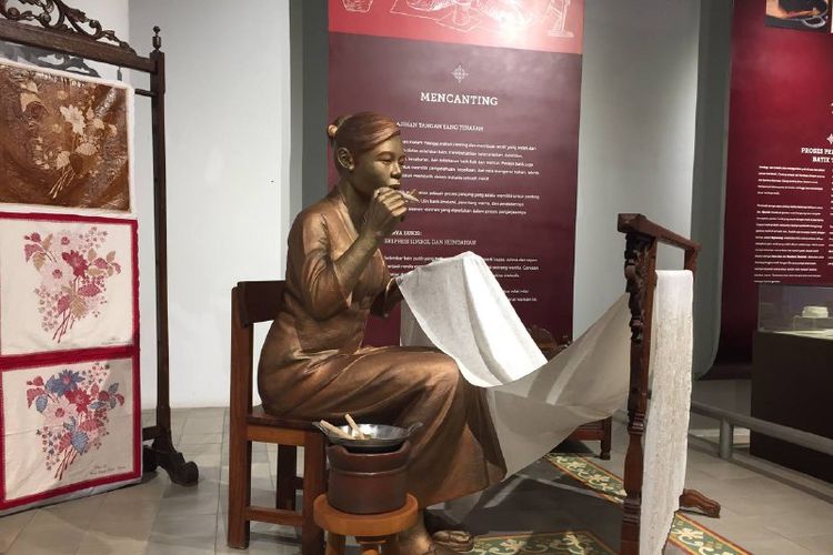 Ilustrasi proses mencanting dalam Museum Batik Indonesia