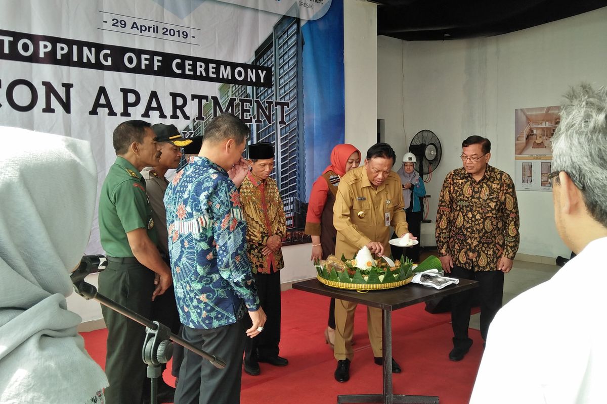 Agenda topping off apartemen juga sempat dihadiri oleh Bupati Gresik, Sambari Halim Radianto (tengah).