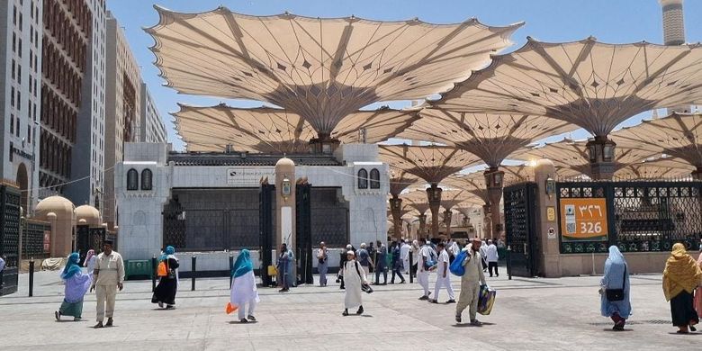 Suasana Masjid Nabawi, Madinah, Arab Saudi