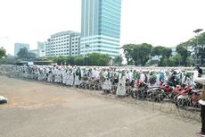 Aksi di Depan Gedung DPR, Massa Ingatkan Wakil Rakyat Terpilih untuk Amanah