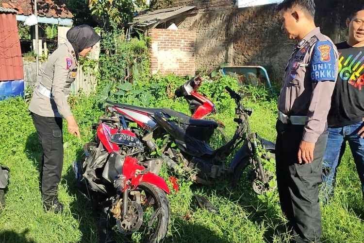 Petugas Unit Gakkum Satlantas Polres Kuningan Jawa Barat, menunjukkan motor milik korban yang ringsek, akibat ditabrak mobil anggota DPRD Kabupaten Majalengka, di area penyimpanan barang bukti, pada Jumat siang (12/ 5/2023)