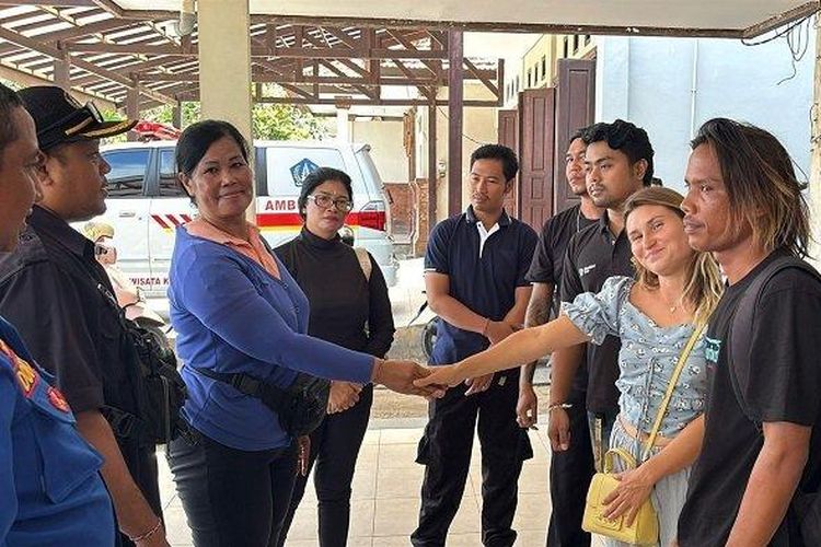Viral Video Ibu Pedagang Cekcok dengan Bule, Bendesa Adat Bantah WNA Berjualan di Kuta