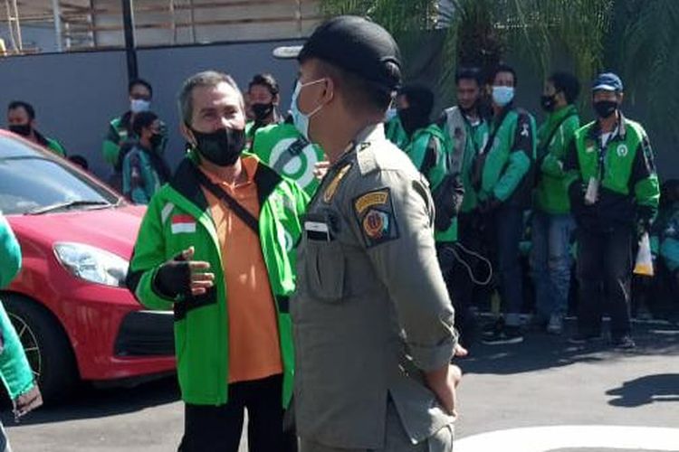 Antrean Ojol di salah satu gerai McDonald's di Denpasar dibubarkan 