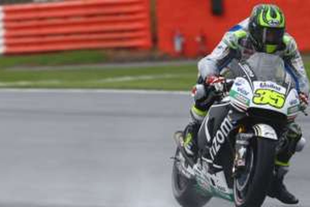 Cal Crutchlow saat menjalani kualifikasi kedua di sirkuit Silverstone Inggris.