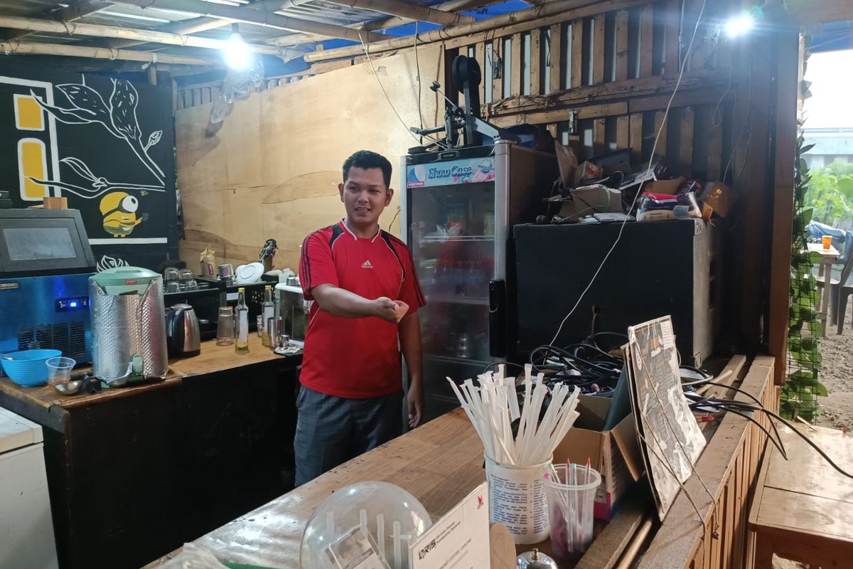 Ikhsan (26), pemilik kafe di Cakung, Jakarta Timur, yang mengalami kemalingan pada Minggu (2/7/2023) pagi, sedang menunjukkan lokasi televisi dan mesin kasir yang dicuri, Rabu (5/7/2023).