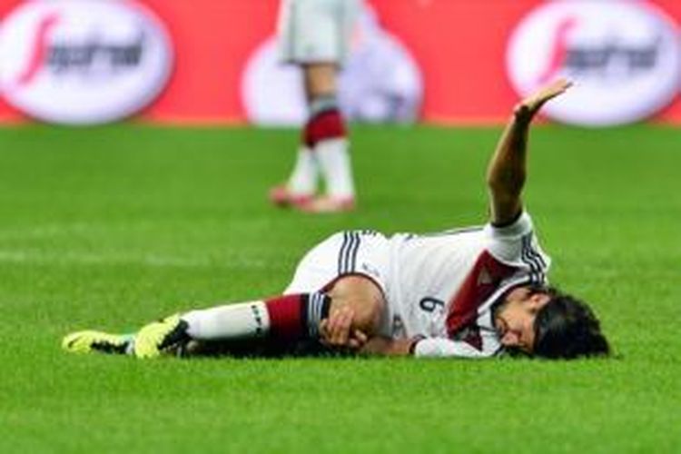 Gelandang tim nasional Jerman, Sami Khedira, mengalami cedera lutut saat pertandingan melawan Italia, di Stadion Giuseppe Meazza, Milan, Jumat (15/11/2013). Khedira kemungkinan akan absen selama enam bulan.