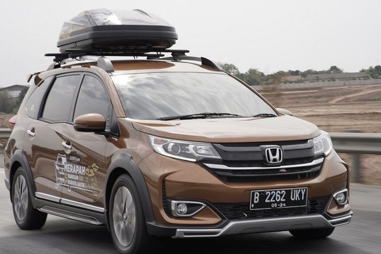 Ilustrasi Honda BR-V saat menggunakan roof box lansiran Thule