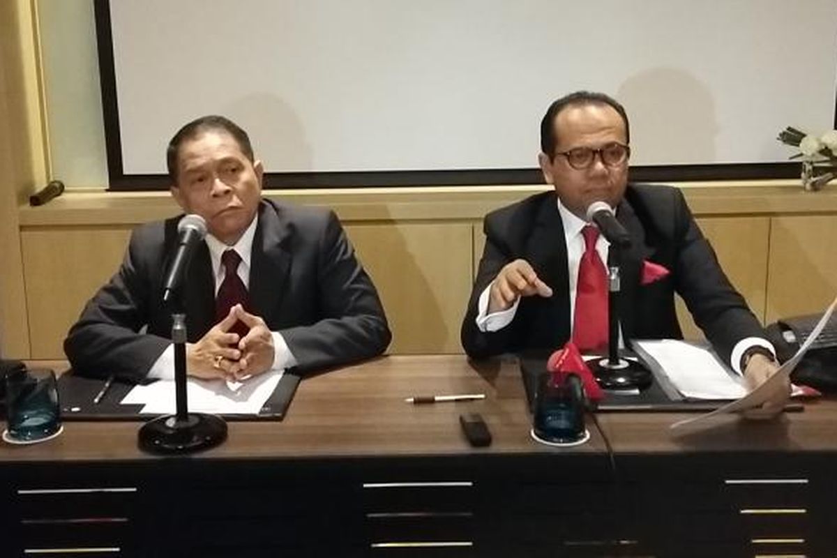 Ketua Umum Perhimpunan Advokat Indonesia Juniver Girsang (kanan) memberikan konferensi pers di Hotel Pullman, Jakarta, Kamis (21/5/2015).
