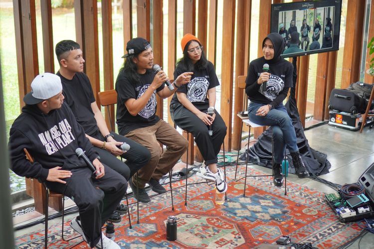 Sejumlah musisi yang berkolaborasi dalam album sonic/panic menggelar showcase eksklusif pra-rilis album di Jakarta, Selasa (24/10/2023).