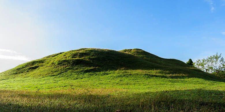 Ternyata ada sebuah candi di dalam gundukan hijau yang seperti rumah Teletubbies ini.