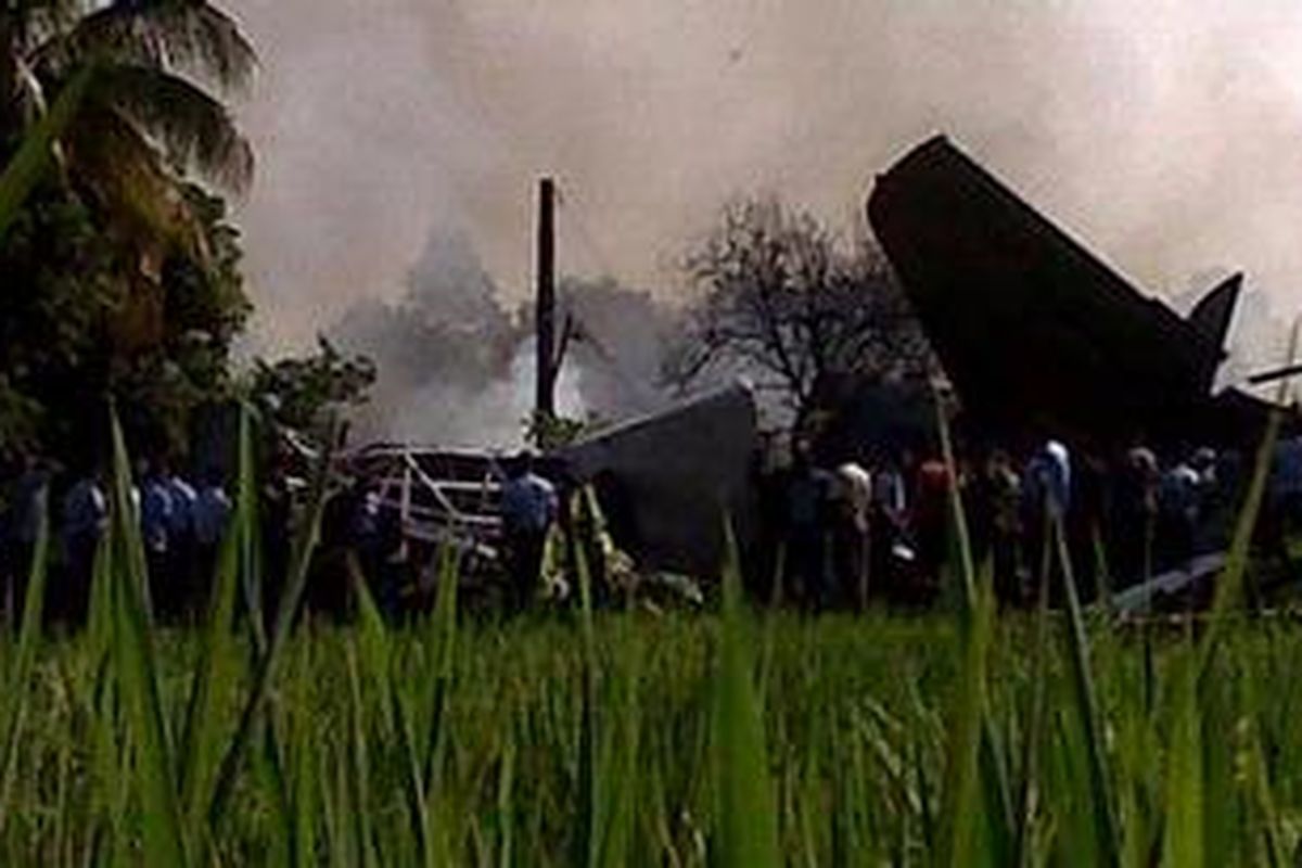 Sebuah pesawat yang diduga berjenis Fokker 27, Kamis (21/6/2012), di dekat persawahan, kompleks perumahan TNI AU di Jalan Rajawali Bonjangan 1, RT 03 RW 10, di kawasan Halim Perdanakusuma, Jakarta Timur. 