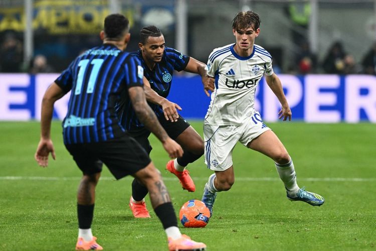 Gelandang Como, Nico Paz, berebut bola dengan bek Inter Milan, Manuel Akanji, pada laga Serie A Italia antara Inter Milan dan Como di stadion San Siro di Milan, pada tanggal 6 Desember 2025.