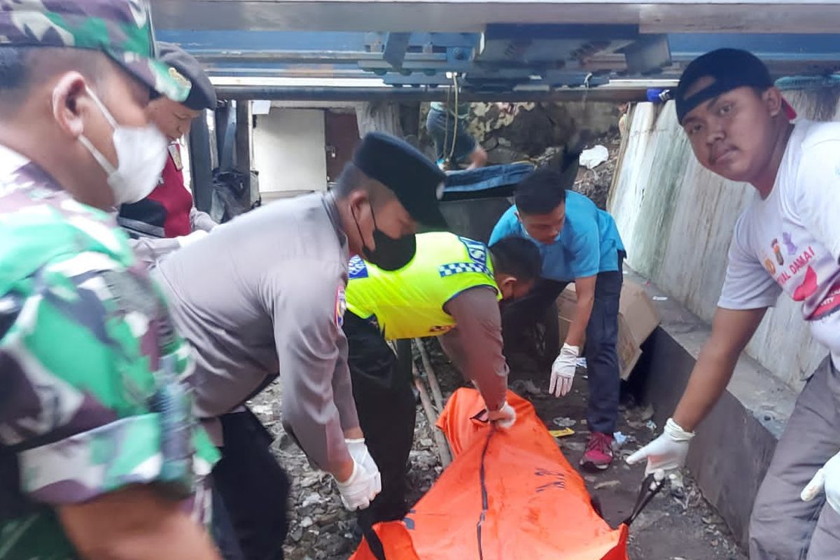 Jenazah HW (58), pria yang tertabrak kereta rel listrik (KRL) di Jalan Pangeran Tubagus Angke, Pekojan, Tambora, Jakarta Barat, dievakuasi oleh petugas pada Sabtu (11/3/2023). 