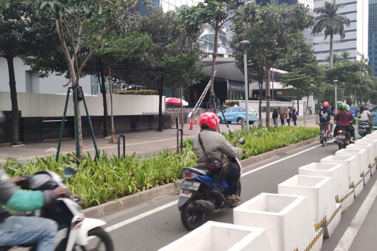 Jalur sepeda permanen di Jalan Sudirman Jakarta diserobot pengendara motor, Selasa (6/4/2021).