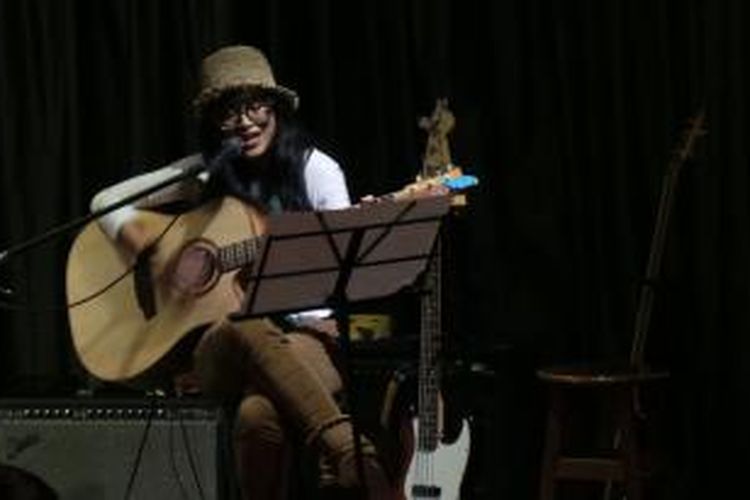 Gitaris yang juga vokalis dari duo Endah N Rhesa, Endah Widiastuti, tampil tanpa suaminya, pemain bas Rhesa Aditya, dalam pertunjukan bernama Sisterhood Gig Session 1, di The Factory Studiocafe, Tanah Kusir, Jakarta Selatan, Selasa (28/10/2014) malam.