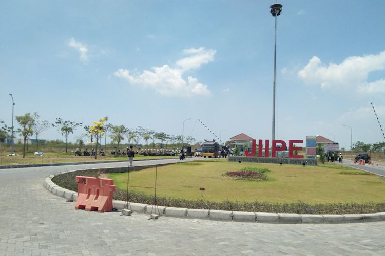 Pintu masuk Java Integrated Industrial and Port Estate (JIIPE) di Kabupaten Gresik, Jawa Timur, yang resmi disahkan sebagai Kawasan Ekonomi Khusus (KEK) bertemakan teknologi dan manufaktur.