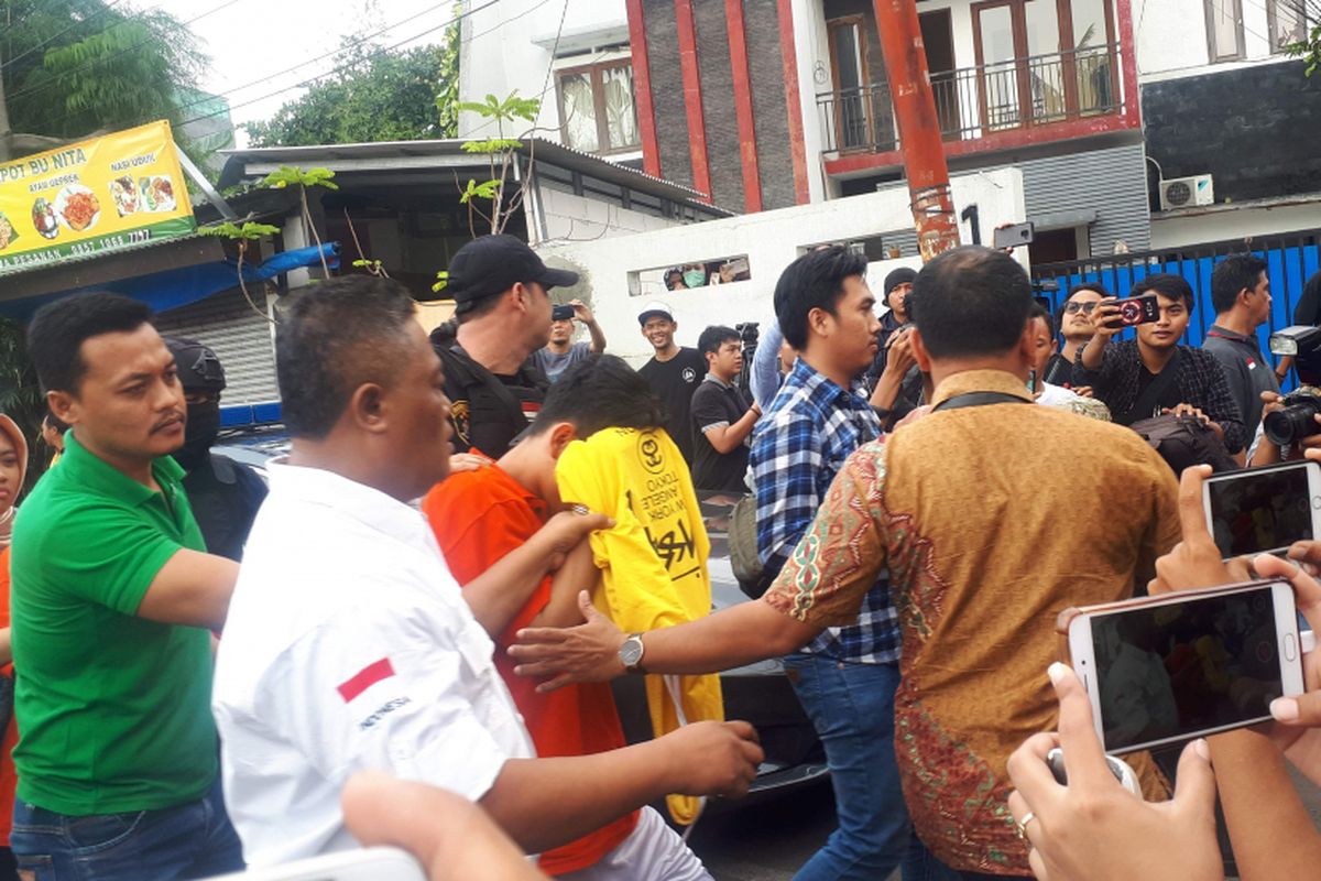 Kedua tersangka yakni YAP (24) dan R (17) dihadirkan dalam proses rekonstruksi. Proses rekonstruksi digelar di Tempat Kejadian Perkara (TKP) di Mampang Prapatan VIII, Jakarta Selatan, Jumat (23/11/2018).