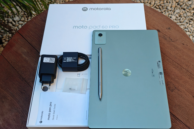 Isi kelengkapan kotak kemasan Moto Pad 60 Pro, ada: Adaptor charger 68 watt, Kabel USB Type-C, Ejector tray, Kartu garansi, Stylus Moto Pen Pro.