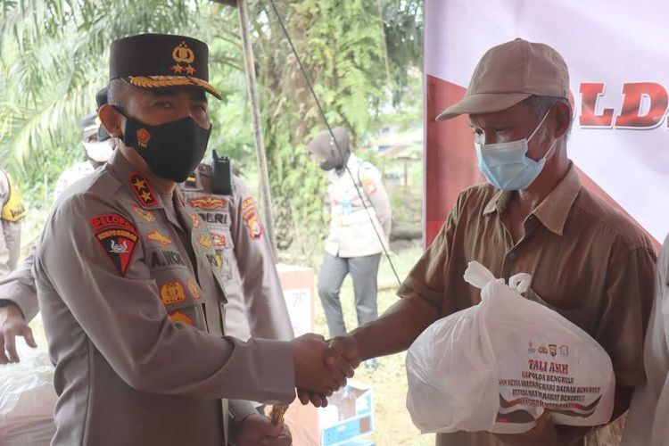 Kapolda Bengkulu Irjen Pol. Agung Wicaksono, membagikan 2050 paket Sembako pada korban banjir di Provinsi Bengkulu, Kamis (1/9/2022).