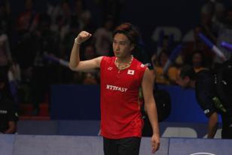 Pebulu tangkis tunggal putra Jepang, Kento Momota, bereaksi setelah mengalahkan pemain Denmark, Jan O Jorgensen, pada laga final BCA Indonesia Open Superseries Premier 2015 di Istora Senayan, Jakarta, Minggu (7/6/2015).