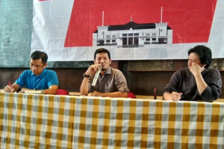 Relawan Kota Bandung (RKBDG) yang merupakan simpatisan dari Wali Kota Bandung Ridwan Kamil saat memebrikan pernyataan sikap yang menolak jika Ridwan Kamil maju di Pilgub Jabar 2018.
