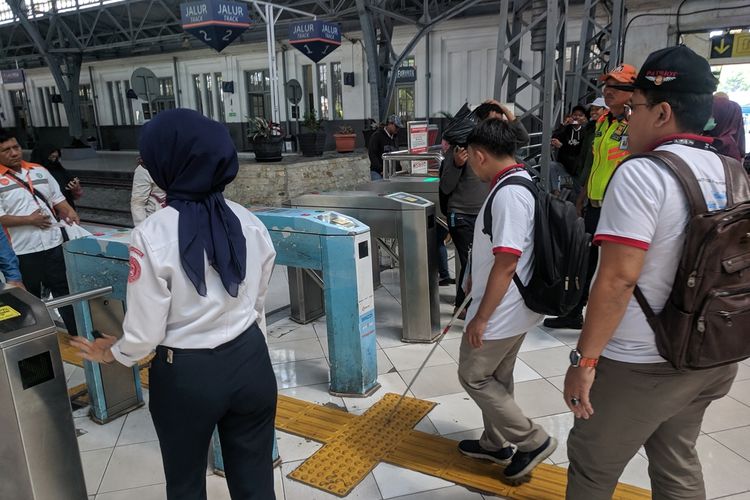 Para penyandang disabilitas mengecek keramahan Stasiun dan Terminal Tanjung Priok terhadap para penyandang disabilitas