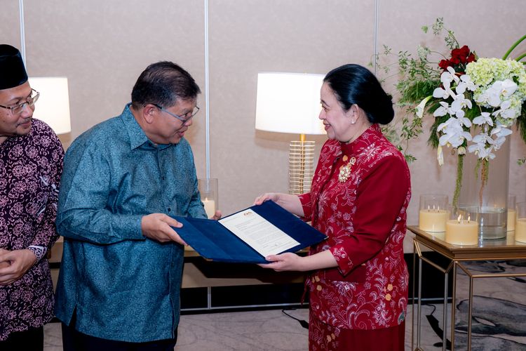 Ketua DPR RI Puan Maharani mengadakan pertemuan bilateral dengan Ketua Dewan Rakyat Parlemen Malaysia, Tan Sri Dato' Johari bin Abdul. 
