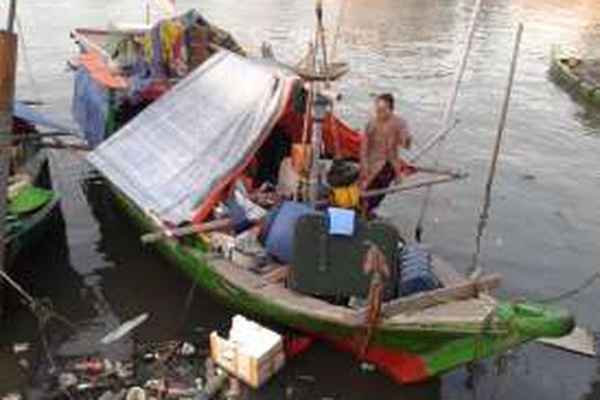 Puluhan warga Pasar Ikan terpaksa tinggal di perahu nelayan. Kebanyakan warga berprofesi sebagai nelayan.