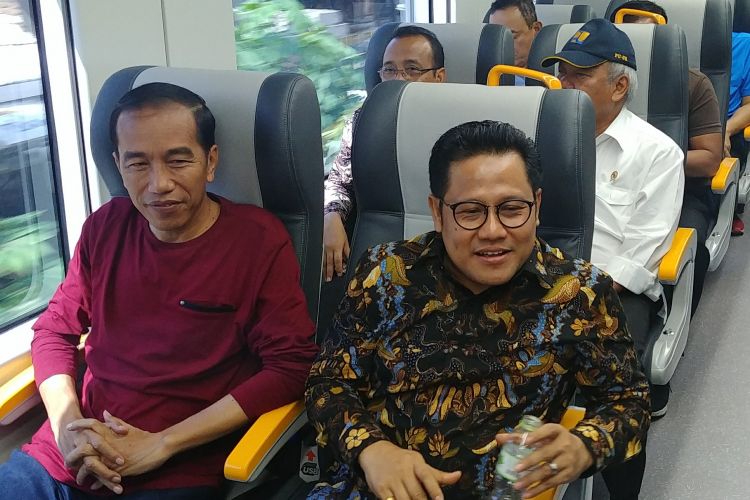 Presiden Joko Widodo dan Ketua Umum PKB Muhaimin Iskandar menjajal kereta Bandara Soekarno-Hatta, Selasa (2/1/2018).