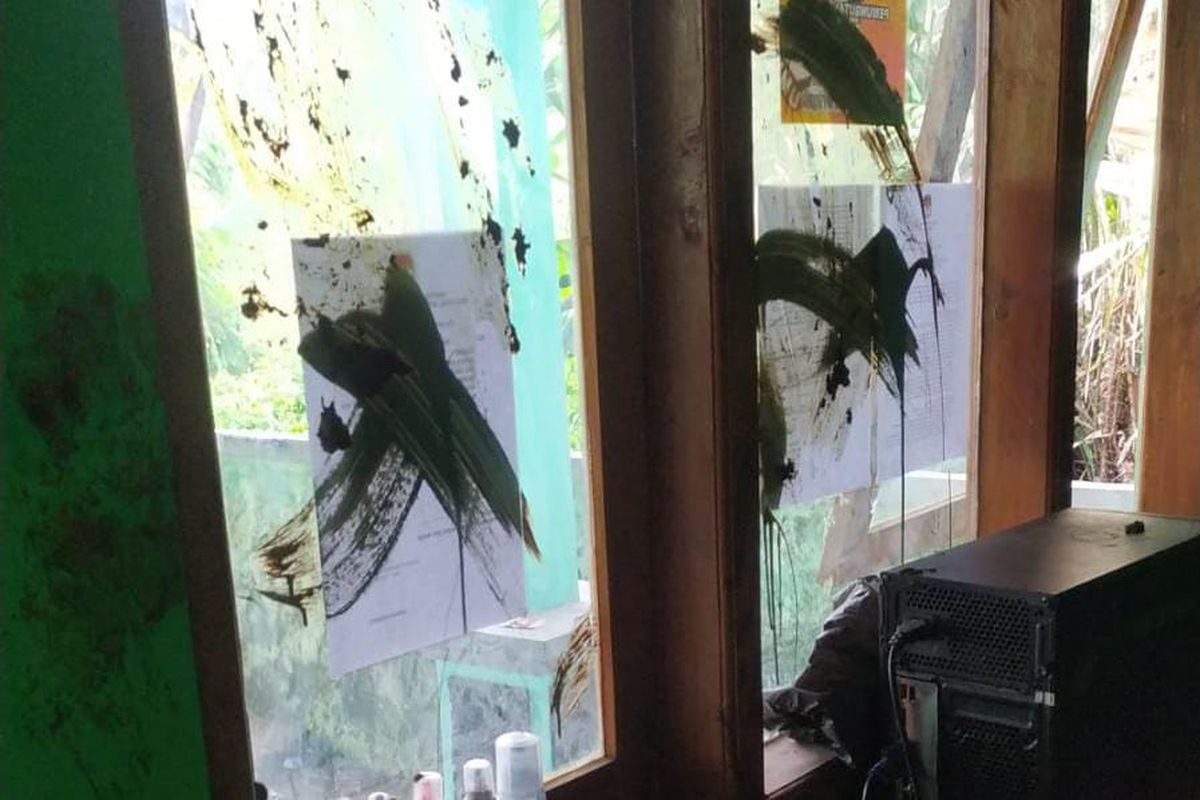 Kondisi kantor PPS di Kabupaten Bondowoso usai dirusak dan dilempari kotoran oleh orang tak dikenal pada Minggu (31/12/2023)