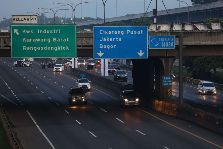 Pemberlakuan jalur satu arah di Tol Karawang Barat hingg Kalikangkung, Jumat 29/4/2022). Kementerian Perhubungan (Kemenhub) memprediksi masyarakat yang akan melakukan perjalanan mudik Lebaran tahun ini mencapai 85,5 juta orang.