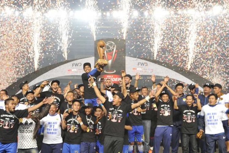 Para pemain Persib Bandung bersuka cita memboyong trofi usai mengalahkan Sriwijaya FC dalam final Piala Presiden 2015 di Stadion Utama Gelora Bung Karno, Senayan, Jakarta, Minggu (18/10/2015).