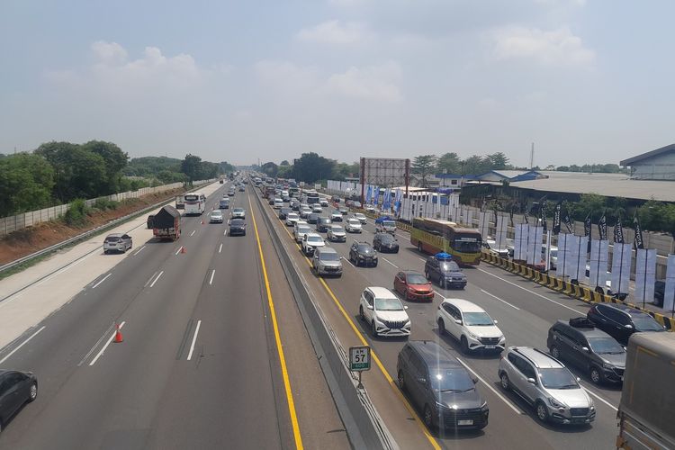 kondisi arus lalu lintas di tol Japek Km 57, Rabu (19/4/2023).