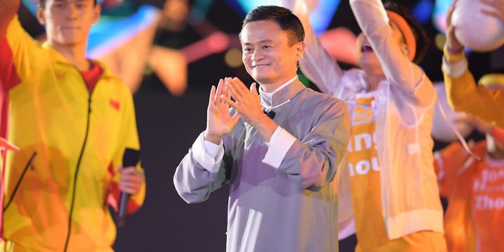 CEO Alibaba Group Jack Ma (tengah) menyemarakkan Upacara Penutupan Asian Games ke-18 Tahun 2018 di Stadion Utama GBK, Senayan, Jakarta, Minggu (2/9/2018).  