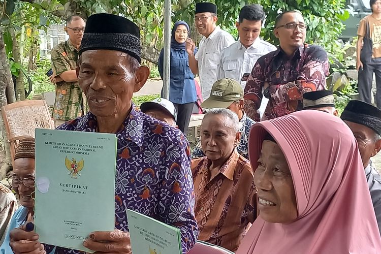Senyum Merekah Mbah Tupon: Sertifikat Kembali, Sudah Bisa Tidur Nyenyak
