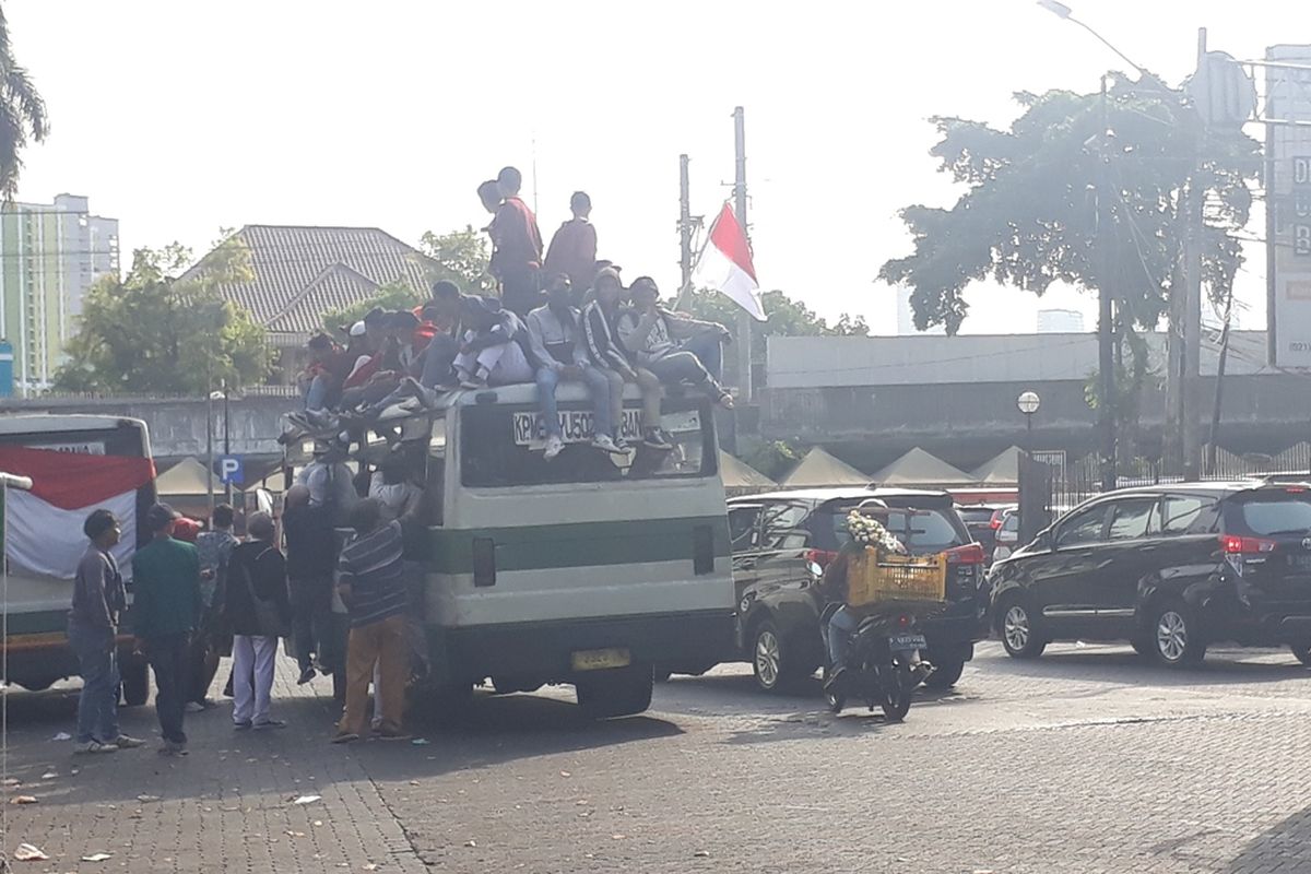 Rombongan pelajar SMA gunakan Bus Kopaja di Jalan Penataran, Menteng, Jakarta Pusat, hendak menuju Gedung DPR/MPR RI, Senin (30/9/2019).