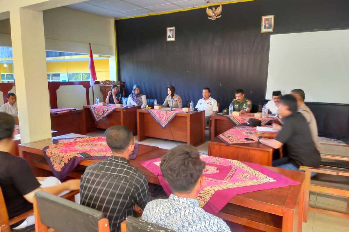 Kapolres Kulon Progo AKBP Nunuk Setiyowati hadir dalam mediasi antara pelajar yang berseteru di pertandingan futsal di Kabupaten Kulon Progo, Daerah Istimewa Yogyakarta. Pihak sekolah hingga pejabat setempat hadir dalam mediasi itu. Semua berawal dari perusakan sekolah oleh pelajar lain. Pelajar itu kemudian berurusan dengan polisi, namun akhirnya berdamai.