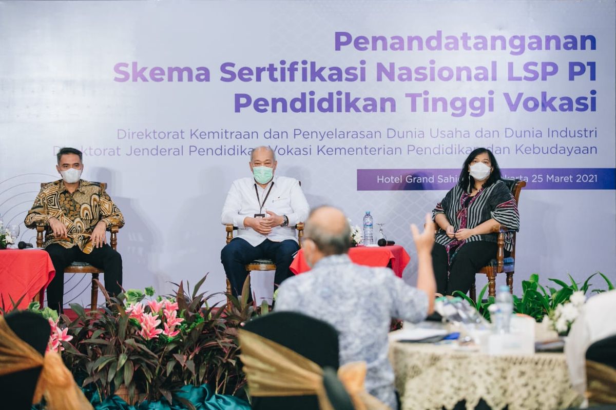 Suasana diskusi panel pada acara Penandatangan Skema Sertifikasi Nasional LSP Pendidikan Tinggi Vokasi, Kamis (25/3/2021).