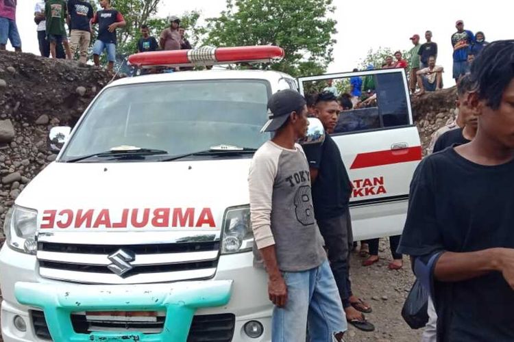 Foto : Mobil ambulance yang menghantar pasien DBD dari Magepanda ke RSUD Tc. Hillers tertahan di kali Dagemage, Sikka, NTT, Senin (6/1/2019).