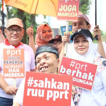 Pawai hak asasi manusia (HAM) mendukung percepatan pengesahan Rancangan Undang-Undang Perlindungan Pekerja Rumah Tangga (RUU PPRT) di Jakarta, Minggu (12/2/2023).