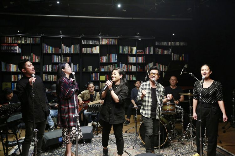 Penyanyi Kikan Namara bersama empat lainnya tengah berlatih untuk pertunjukan Pagelaran Sabang-Merauke yang akan diselenggarakan di Ballroom Djakarta Theater pada 3-4 Juni mendatang.