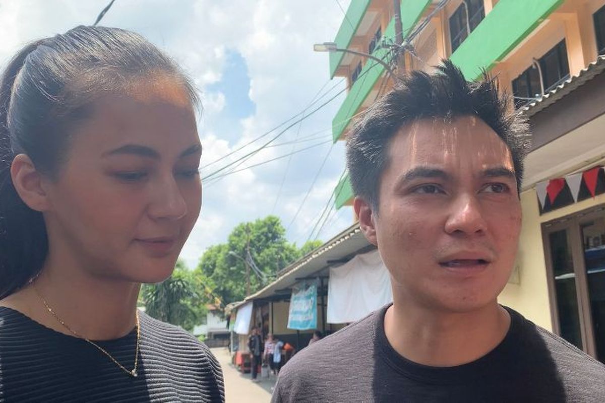 Baim Wong (kanan) dan Paula Verhoeven (kiri) mendatangi Polsek Kebayoran Lama, Jakarta Selatan pada Senin (3/10/2022).