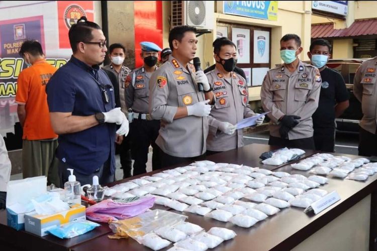 Satuan Reserse Narkoba Polrestabes Makassar berhasil menggagalkan penyelundupan narkoba jenis sabu-sabu seberat 7,4 kilogram (KG) dari negeri jiran Malaysia.