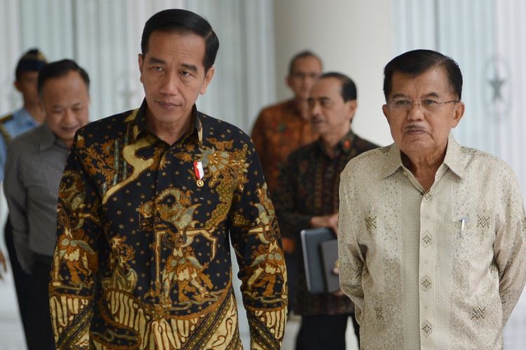 Presiden Joko Widodo (kiri) dan Wakil Presiden Jusuf Kalla (kanan) berjalan usai melakukan pertemuan tertutup di Kantor Wakil Presiden, Jakarta, Kamis (9/8). Kedatangaan presiden tersebut untuk memberitahukan rencana pendaftaran capres dan cawapres pada Jumat (10/8) esok di KPU. 